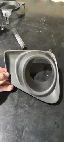 Moldura farol milha esquerda Corolla 2012 2013 2014 com furo