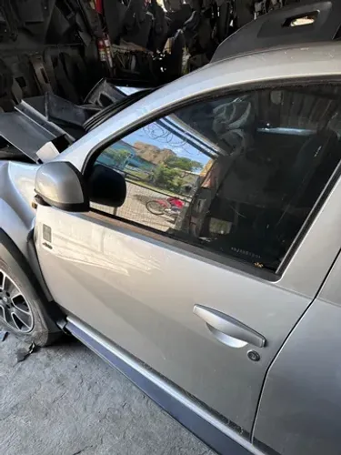 Porta renault  duster usada com pequeno detalhe  1000 - avista