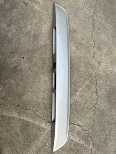 Moldura das Luzes de Placa Nissan Kicks 90810-5RB