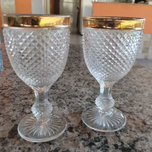 Taça pra vinho com anel dourado