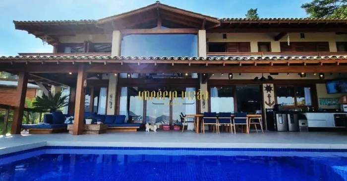 Casa de Alto Padrão à venda com 9 Suítes, sendo 1 Master, Espaço Gourmet e Piscina com Bor