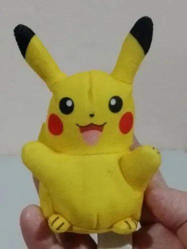 Brinquedo Pelúcia Pikachu Pokémon pequena Original