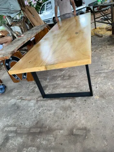 Mesa com base em metalon 