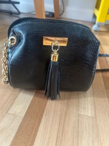 Pequena bolsa transversal preta e dourada