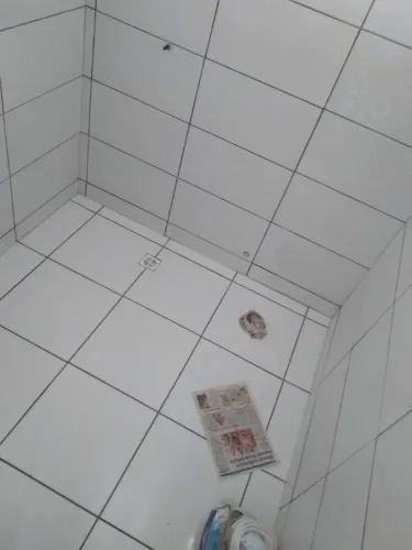 Pedreiro profissional Trabalho com construção reforma e manutenção civil