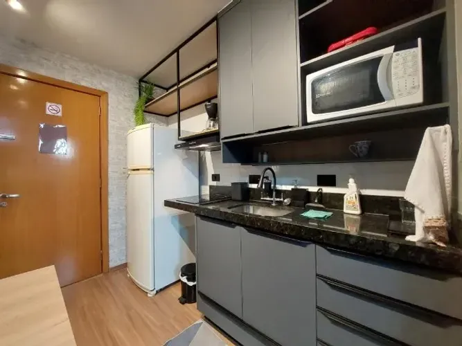 ALUGA-SE! KITNET INTEIRA MOBILIADA - EXCELENTE LOCALIZAÇÃO.