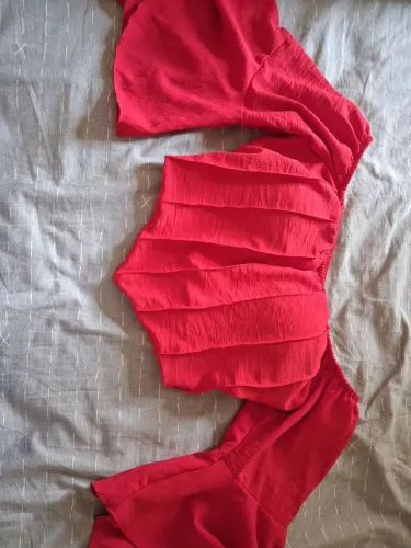 Cropped vermelho com detalhes franzidos