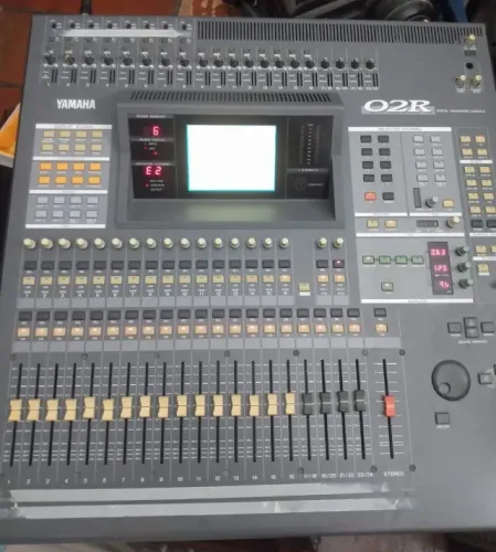 Mesa Digital Yamaha 02R -24canais e 6 auxiliares