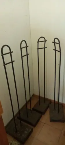 Suporte p/ caixas de som p/ home theater.