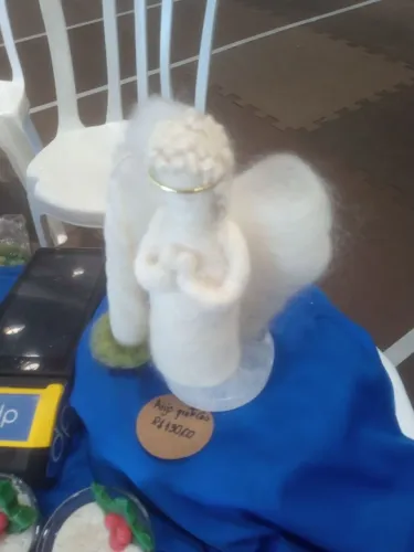 Anjo de proteçao do Natal produto artesanal Waldorf Lã de carneiro c/ pedra de selenita