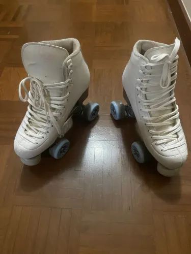 Patins 4 rodas modelo das antigas mas semi novo.