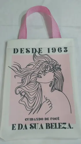 Embalagens personalizadas, brindes promocionais, copos, camisas.