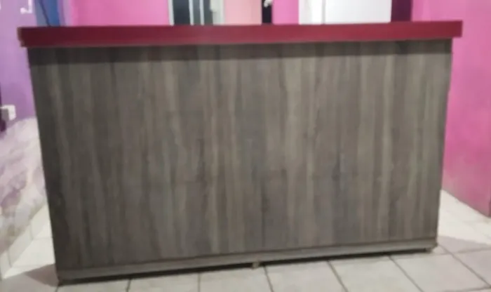 Balcão comercial em madeira