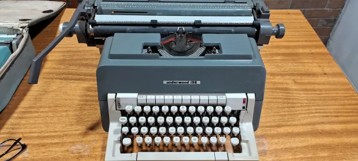 Máquina de escrever Underwood 198 **VENDA URGENTE!**