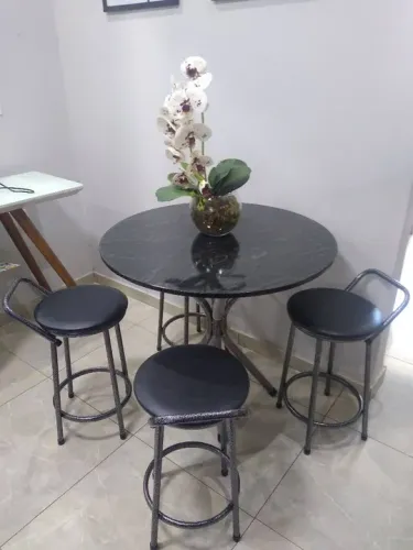 Mesa com banquetas novas