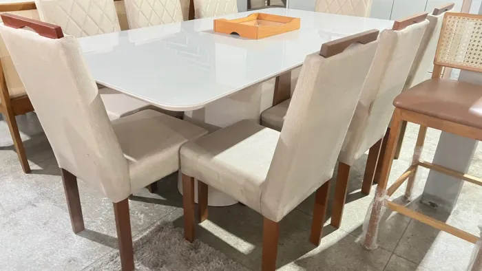 Mesa de Jantar madeira e acabamento laca Cadeiras