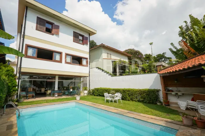 Casa em condomínio fechado, com 4 dormitórios (2 suítes), piscina e 6 vagas no Morumbi.