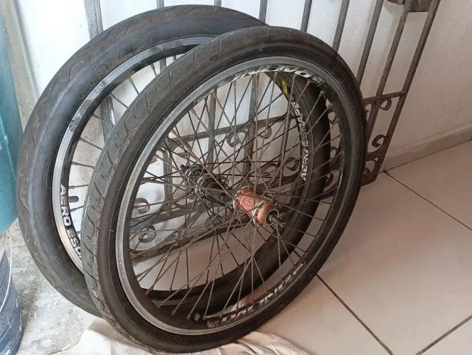 Pneus, cama de ar e aros tamanho 24