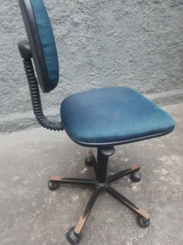 Cadeira de escritório azul giratoria