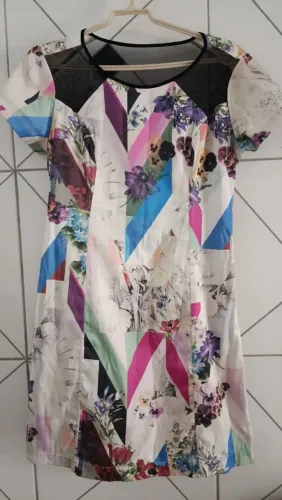 Vestido com estampa geométrica e floral