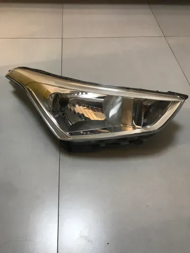 Farol direito do Creta sem led original com detalhe na aba de fixação vista em foto