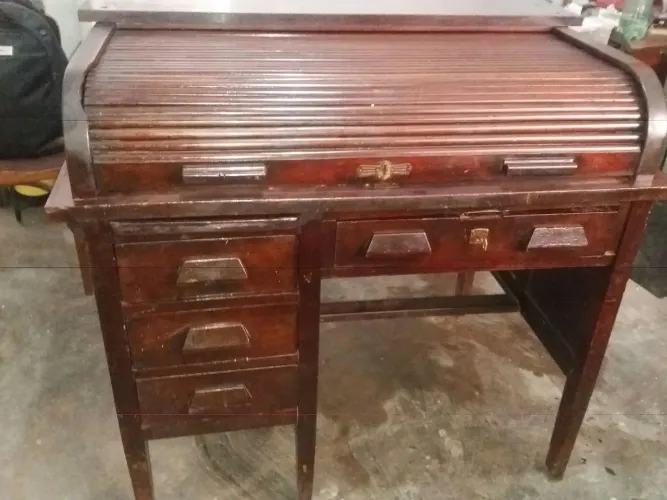 Escrivaninha de madeira com design clássico