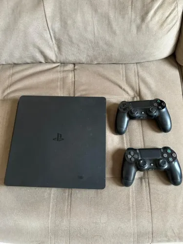 PS4 com 2 controles