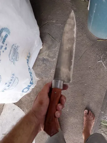 Facão artesanal e faça tática 