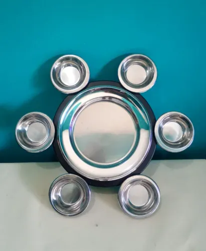 Antiga e linda petisqueira giratória em aço Bandeja