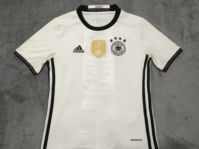 Camisa Oficial Infantil Alemanha Adidas 2016, tamanho 10 anos (39x53cm).
