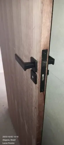 Instalação e manutenção de portas.