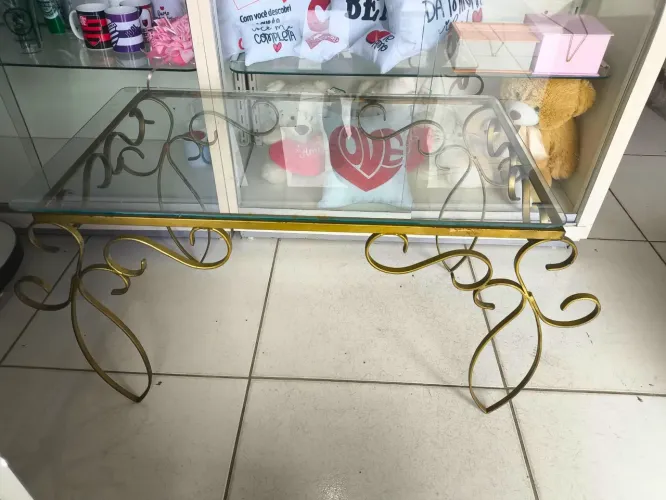 Mesa de Centro de Vidro com estrutura em ferro dourado