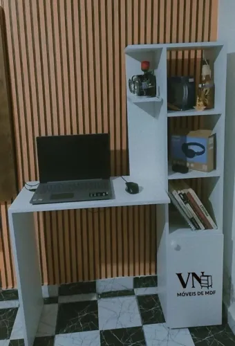 Escrivaninha com estante integrada - MDF