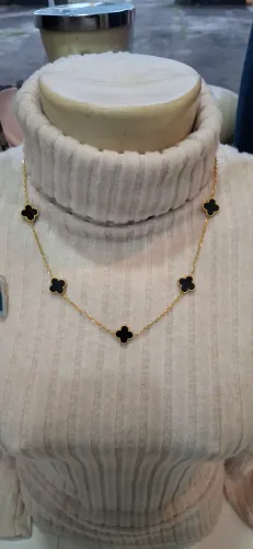 Corrente colar dourado com trevo preto novo