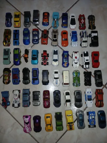 64 carrinhos Hotwheels entre raros e Normais