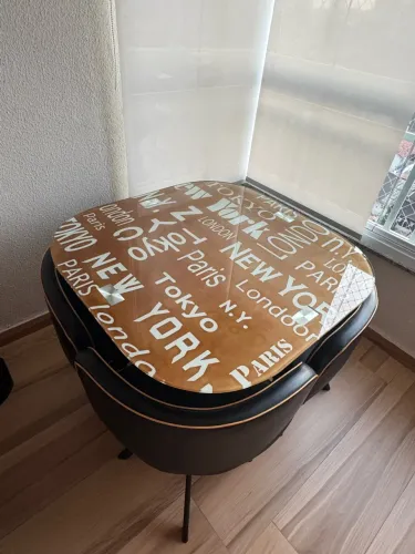 Mesa com 4 cadeiras de couro