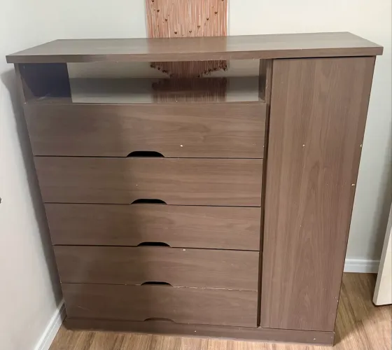 Cômoda com 1 porta e 5 gavetas