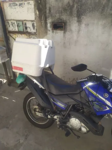 Vendo Baú com ferragem usado na Crosser