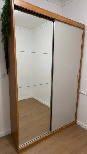 Guarda-Roupa Duas portas de correr com espelho.