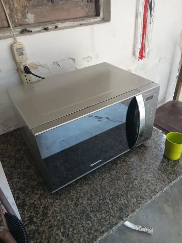 Micro-ondas panasonic 27 lts espelhado design moderno com pintura antiaderente na cor per