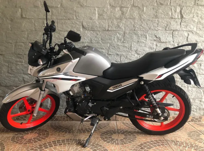 Moto quase Zero - pra negociar.