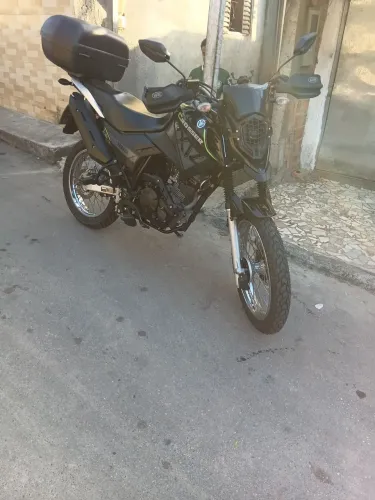 O modelo é uma crosser 150 2023 preta e bem confortável 