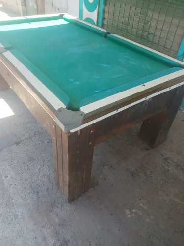 Mesa de sinuca seme-oficial reformada em promoção.