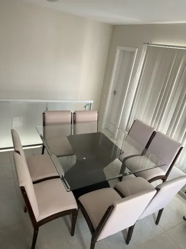 Mesa de vidro grande com oito cadeiras