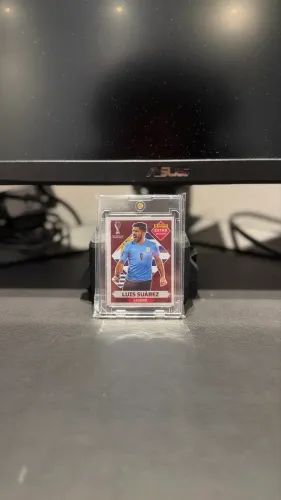 FIGURINHA LEGEND LUIS SUARES BORDO (REGULAR) 2022