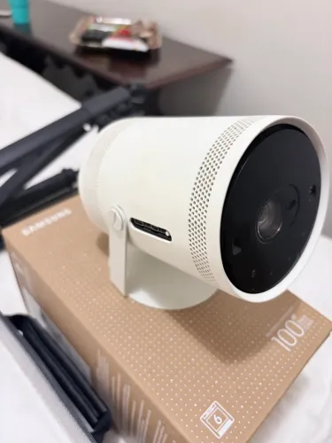 Projetor Samsung The Freestyle 2ª Geração Branco Smart Portátil Tela