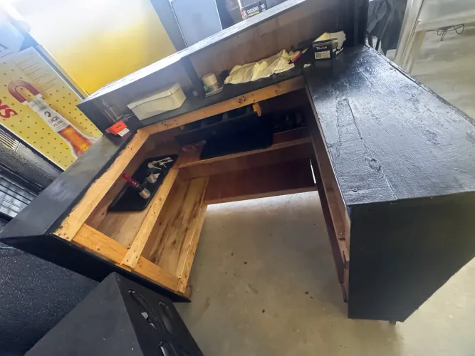 Balcão novo , com rodas caixa , e espaço para pc