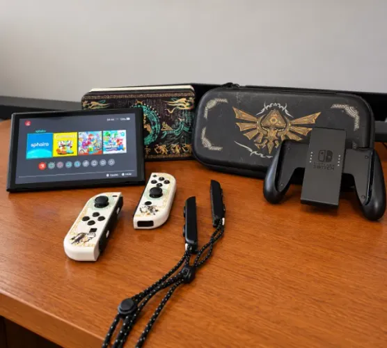 Nintendo Switch OLED Desbloqueado SEMINOVO + Bag Zelda + Case do Zelda + Grip's + Online