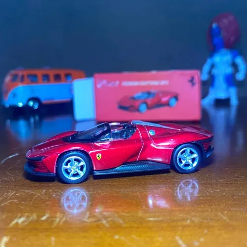 Miniatura Bburago Ferrari Daytona SP3 Vermelha Abre o Capô 1:64