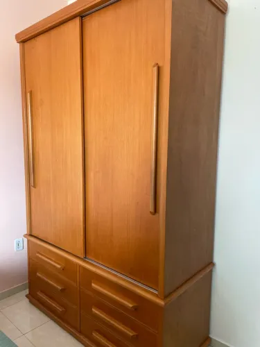 Guarda-Roupa de Madeira - 2 Portas + 6 Gavetas | Excelente Estado